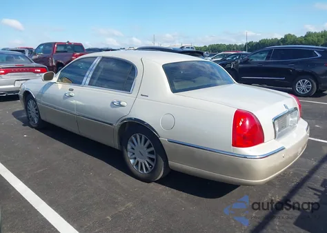 2005 Lincoln Town Car Signature z USA, uszkodzony, nr VIN 1LNHM81W75Y667631